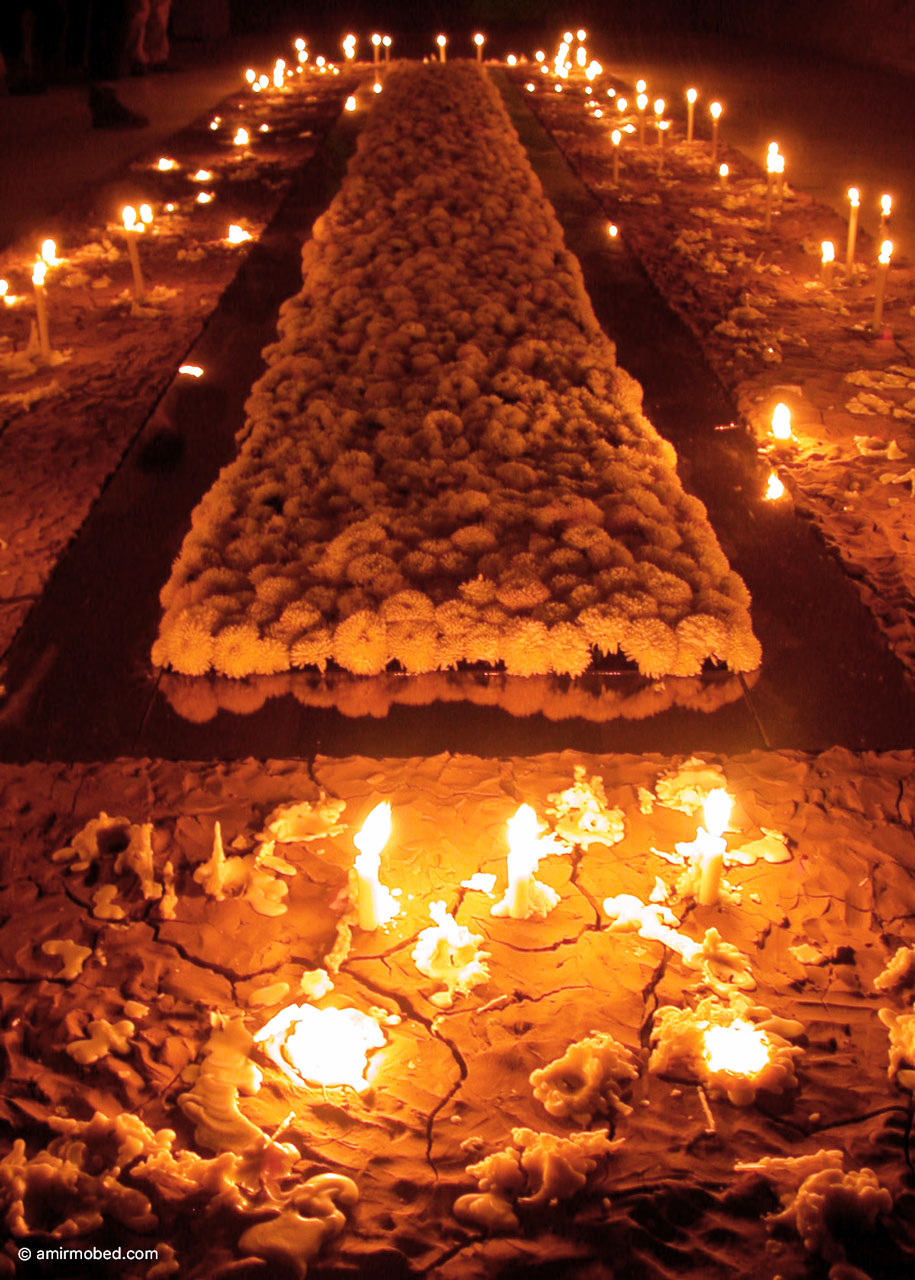 برای بم، ۱۳۸۲، چیدمان، گل رس، شمع، آینه و داوودی‌های سفید۱۲×۲/۵متر