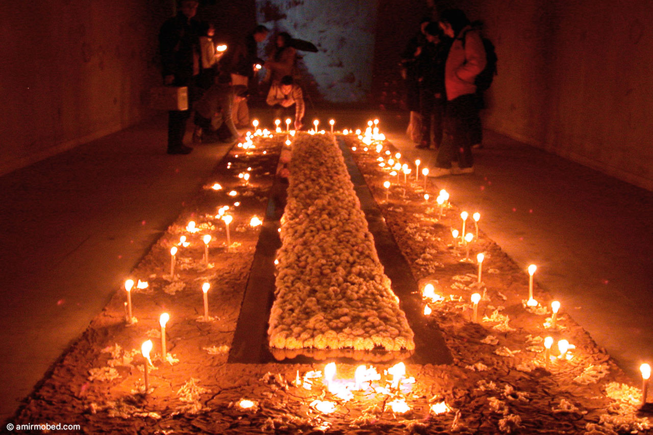 برای بم، ۱۳۸۲، چیدمان، گل رس، شمع، آینه و داوودی‌های سفید۱۲×۲/۵متر